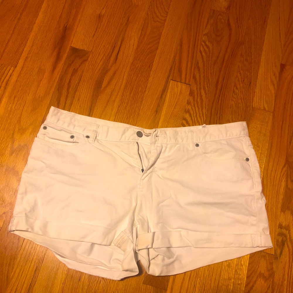 Banana Republic white jean shorts 🔥